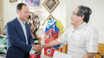 Đồng chí Trần Hồng Thái thăm, tặng quà Anh hùng Lực lượng vũ trang Mai Thanh Minh