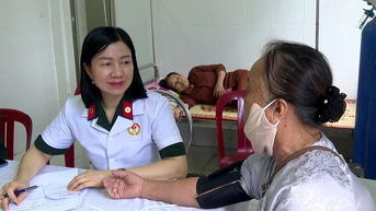 Khám bệnh và cấp phát thuốc miễn phí cho người dân xã Hiếu Giang