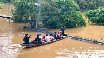 Trung tâm y tế Tương Dương ngập nặng, sơ tán khẩn cấp 140 bệnh nhân bằng thuyền
