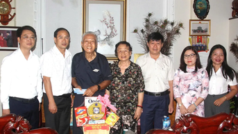 Thăm, tặng quà người có công, thương binh