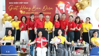 Áo vàng chia sẻ giọt hồng