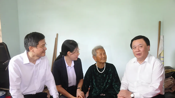 Đồng chí Nguyễn Xuân Thắng thăm, tặng quà gia đình chính sách tại Quảng Ngãi
