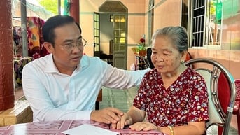 Phường Kiến Tường: Thăm gia đình chính sách tiêu biểu nhân dịp 27/7