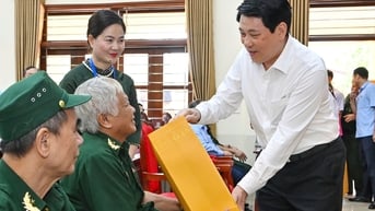Chủ tịch nước Lương Cường thăm, tặng quà thương binh tại Trung tâm Điều dưỡng Thương binh Duy Tiên, tỉnh Ninh Bình
