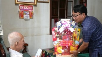Phó Bí thư Tỉnh ủy Lâm Đồng Đặng Hồng Sỹ thăm, tặng quà gia đình chính sách tại xã Hàm Kiệm, Tân Thành