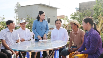 Đồng chí Châu Thị Mỹ Phương thăm, trao quà cho người dân bị thiệt hại do dông lốc