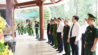 Đoàn đại biểu tỉnh Tuyên Quang dâng hương tại Khu di tích lịch sử quốc gia đặc biệt Ngã ba Đồng Lộc
