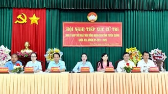 Phó Bí thư Thường trực Tỉnh ủy Lê Thị Kim Dung tiếp xúc cử tri xã Yên Phú và tặng quà nhân dịp 27/7