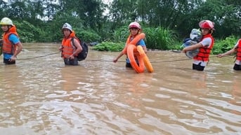 Công an Thanh Hóa, Nghệ An dầm mưa cứu dân vùng lũ