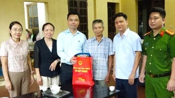 Lãnh đạo xã Bát Tràng thăm, tặng quà gia đình chính sách