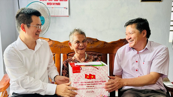 Phó Chủ tịch Thường trực HĐND tỉnh Trương Văn Đạt thăm, tặng quà gia đình chính sách