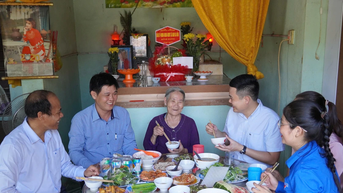 Bữa cơm “chan” nghĩa tình