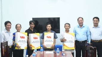 Tổ chức thăm và tặng quà gia đình chính sách tại các địa phương