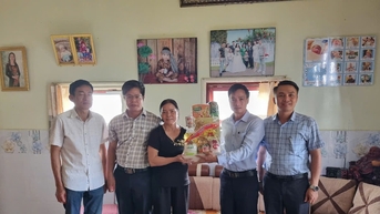 Tà Hine thăm hỏi, tặng quà 77 gia đình chính sách