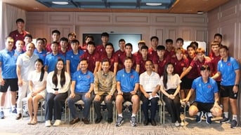 Thầy trò HLV Kim Sang-sik được Đại sứ Việt Nam tại Indonesia động viên trước bán kết