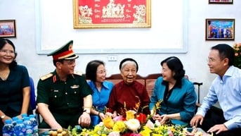 Bí thư Thành ủy Hà Nội Bùi Thị Minh Hoài thăm, tặng quà thương binh, gia đình liệt sĩ