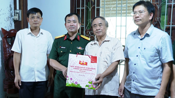 Đại tá Nguyễn Thế Vinh-Chỉ huy trưởng Bộ Chỉ huy Quân sự tỉnh thăm, tặng quà người có công