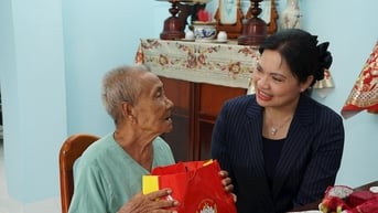 Phó Chủ tịch Ủy ban Trung ương MTTQ Việt Nam Hà Thị Nga thăm Mẹ Việt Nam Anh hùng và gia đình chính sách tại Lâm Đồng