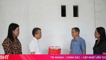 Chủ nhiệm Ủy ban Kiểm tra Tỉnh ủy tặng quà cho các thương binh