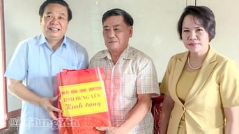 Các đồng chí lãnh đạo tỉnh thăm, tặng quà người có công tại xã Tây Thụy Anh