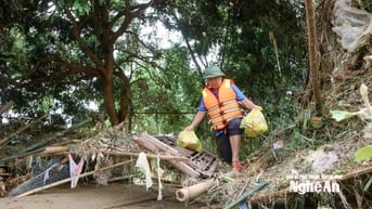 Vượt lũ, băng đồi tiếp tế nhu yếu phẩm cho người dân vùng bị cô lập