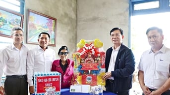 Chủ tịch UBND tỉnh Lâm Đồng Hồ Văn Mười thăm, động viên gia đình cách mạng tại Nhân Cơ