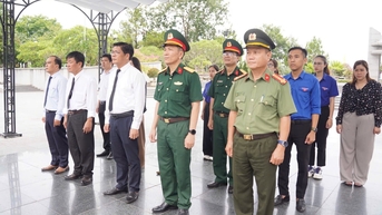 Lãnh đạo thành phố dâng hương, dâng hoa tưởng niệm tại Nghĩa trang liệt sĩ quốc gia Trường Sơn, Đường 9