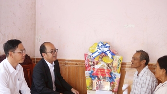 Phó Chủ tịch HĐND tỉnh Lâm Đồng Y Quang BKrông thăm, tặng quà gia đình có công ở Quảng Khê