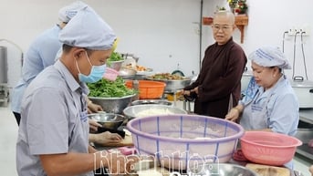 Ấm áp bếp ăn từ thiện “Hiểu và Thương”