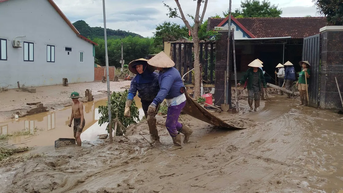 “Lặn ngụp” trong bùn đất sau lũ