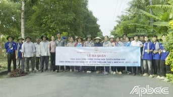Xã Tân Thới ra quân trồng hoa tuyến đường 84D