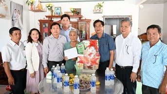 Chủ nhiệm Ủy ban Kiểm tra Tỉnh ủy An Giang thăm gia đình chính sách ở xã Sơn Kiên
