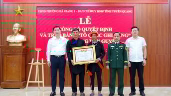 Trao bằng Tổ quốc ghi công cho liệt sĩ Cháng Văn Guyện