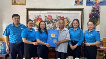 Liên đoàn Lao động tỉnh tặng quà thân nhân đoàn viên nhân dịp 27/7 - Báo Cao Bằng điện tử