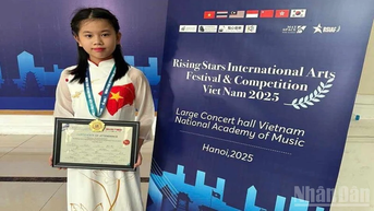 Bé gái lớp 5 đoạt giải Vàng cuộc thi tài năng âm nhạc quốc tế