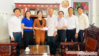 Hội Nông dân tỉnh Đồng Tháp thăm, tặng quà gia đình chính sách
