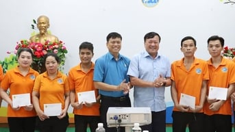 Liên đoàn Lao động tỉnh tặng quà đoàn viên, người lao động và trao nhà “Mái ấm Công đoàn”