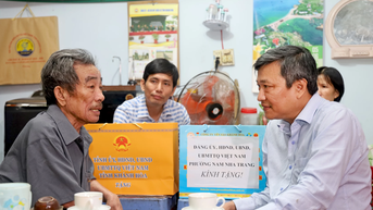 Phường Nam Nha Trang: Thăm, tặng quà gia đình người có công với cách mạng