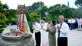 Quỹ "Khởi sự từ tâm" dâng hương tưởng niệm Anh hùng liệt sĩ và tri ân Mẹ Việt Nam Anh hùng