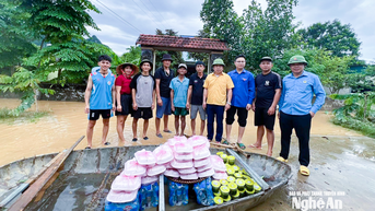 Những suất cơm ấm nóng đầu tiên tiếp sức cho người dân vùng lũ Nghệ An