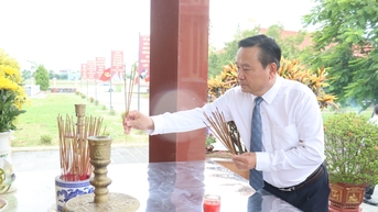 Lãnh đạo thành phố Đà Nẵng dâng hương tại Đền Liệt sĩ xã Nam Phước