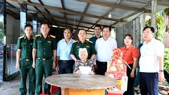 Bộ Chỉ huy Quân sự tỉnh Tây Ninh tặng quà, tri ân các Bà mẹ Việt Nam Anh hùng