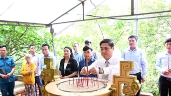 Phó Chủ tịch UBND thành phố Phan Thái Bình viếng hương tại Nhà bia hầm Ông Bật