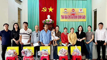 Báo và phát thanh, truyền hình Đồng Nai tặng quà cho gia đình chính sách tại xã Đại Phước