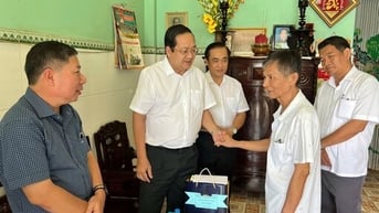 Phó Chủ tịch UBND tỉnh Nguyễn Minh Lâm thăm gia đình chính sách tại phường Kiến Tường