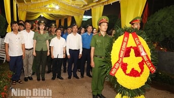 Tỉnh đoàn Ninh Bình, xã Nho Quan tổ chức dâng hương, thắp nến tri ân các Anh hùng liệt sĩ