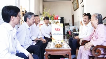 Bí thư Tỉnh ủy Ngô Chí Cường thăm gia đình chính sách phường Long Châu