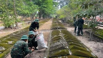 Cán bộ, chiến sĩ Trung đoàn 4 ra quân dọn dẹp vệ sinh tại nghĩa trang liệt sĩ