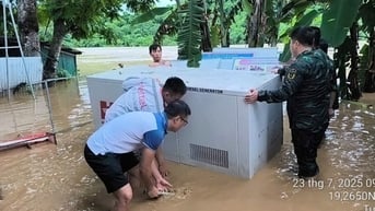 Viettel hỗ trợ khách hàng tại Nghệ An bị cô lập do lũ lụt duy trì liên lạc