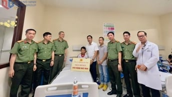 Công an tỉnh Quảng Ninh nhận đỡ đầu nạn nhân sống sót trong vụ lật tàu du lịch 